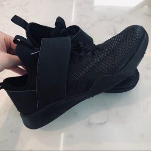 {BLACKOUT} Nike Air Zoom Strong